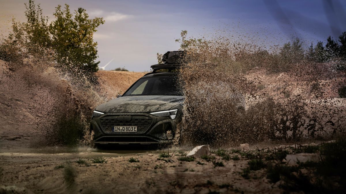 Audi Q8 e-tron je v edici inspirované Dakarem připraveno do terénu